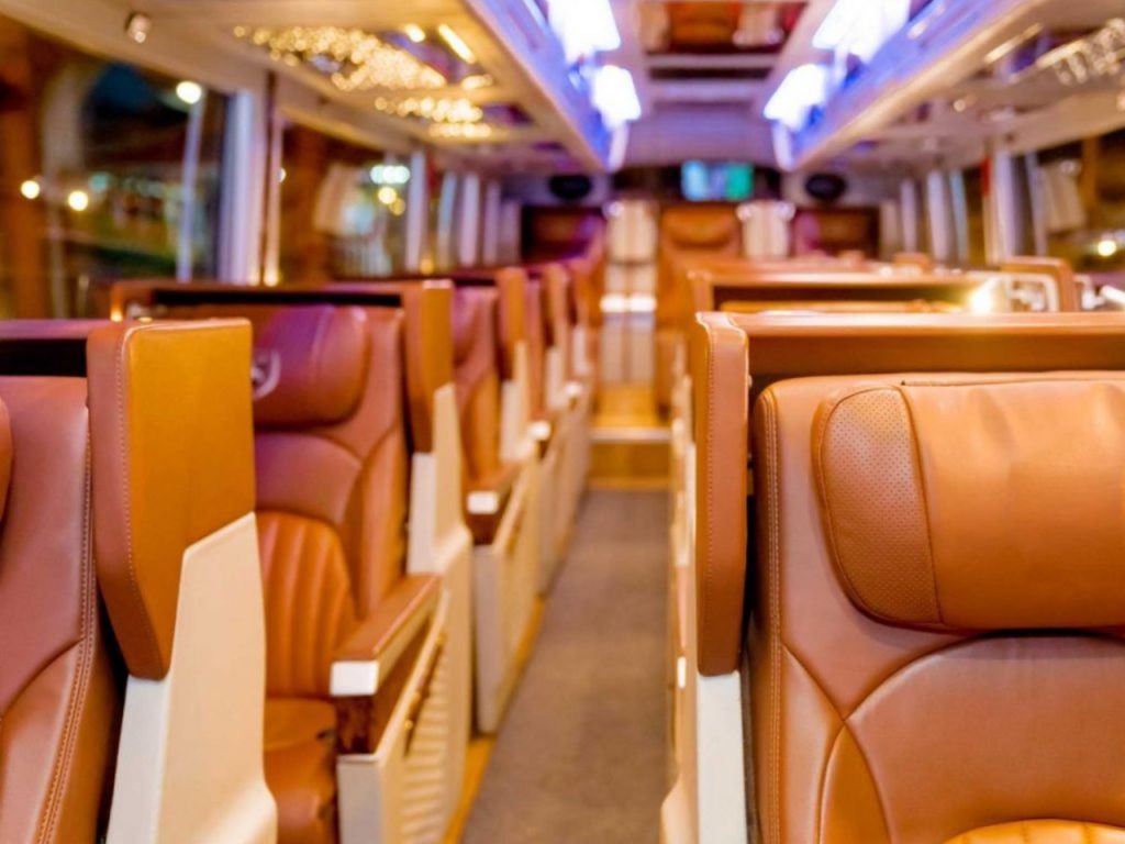 thuê xe limousine 16 chỗ đưa đón sân bay