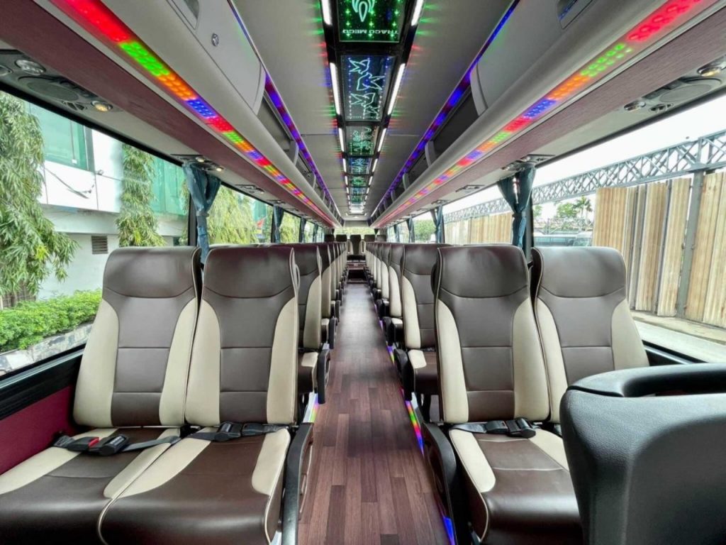 Thuê xe limousine 45 chỗ đưa đón sân bay với không gian gắn kết