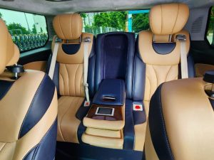 Khách hàng dễ dàng thuê xe limousine 7 chỗ qua Hotline/ Zalo