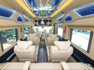 Ghế xe limousine 7 chỗ được bọc đệm da êm ái và thoải mái