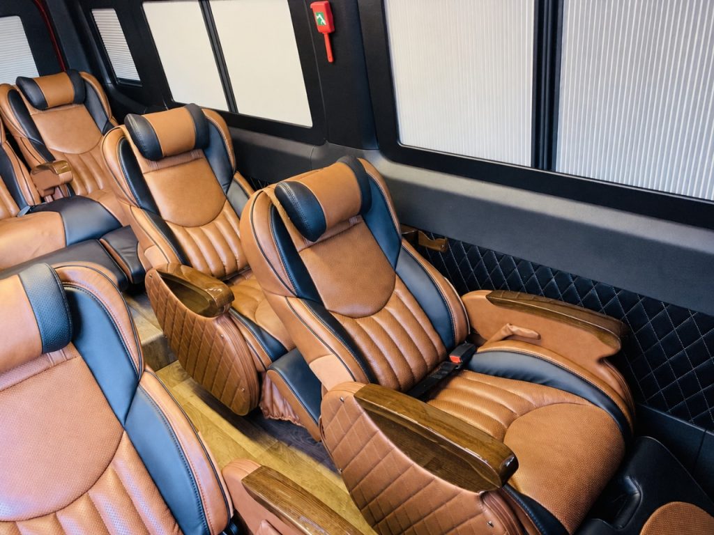 Xe limousine 8 chỗ TPHCM với không gian hiện đại