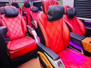 Xe limousine 9 chỗ được bọc da êm ái vô cùng thoải mái