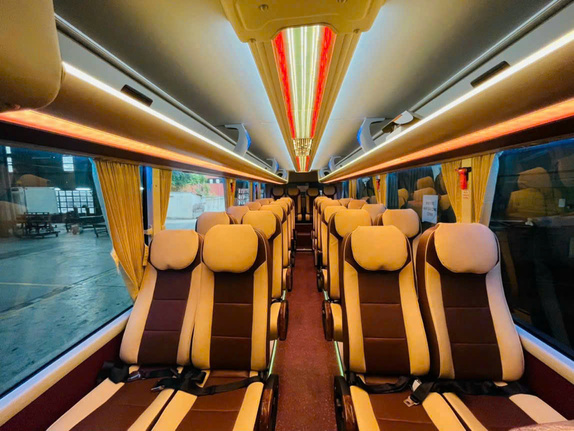 Không gian bên trong khi thuê xe limousine 45 chỗ đi Nha Trang